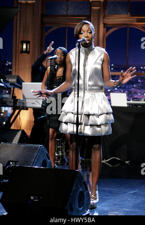 Fanta Estelle Swaray Singer alias Estelle, exécute pendant un segment de 'The Late Late Show with Craig Ferguson" chez CBS Television City le 30 avril 2008 à Los Angeles, Californie. Photo par Francis Specker Banque D'Images