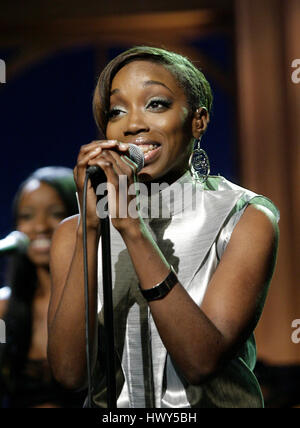 Fanta Estelle Swaray Singer alias Estelle, exécute pendant un segment de 'The Late Late Show with Craig Ferguson" chez CBS Television City le 30 avril 2008 à Los Angeles, Californie. Photo par Francis Specker Banque D'Images