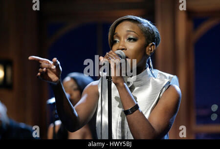 Fanta Estelle Swaray Singer alias Estelle, exécute pendant un segment de 'The Late Late Show with Craig Ferguson" chez CBS Television City le 30 avril 2008 à Los Angeles, Californie. Photo par Francis Specker Banque D'Images