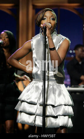 Fanta Estelle Swaray Singer alias Estelle, exécute pendant un segment de 'The Late Late Show with Craig Ferguson" chez CBS Television City le 30 avril 2008 à Los Angeles, Californie. Photo par Francis Specker Banque D'Images