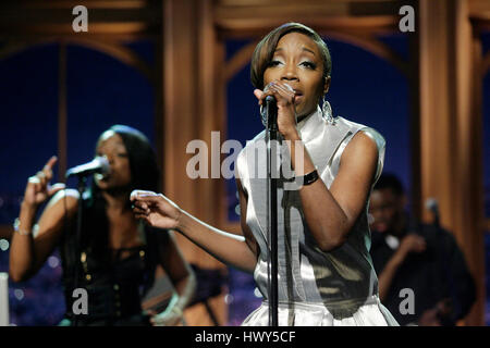 Fanta Estelle Swaray Singer alias Estelle, exécute pendant un segment de 'The Late Late Show with Craig Ferguson" chez CBS Television City le 30 avril 2008 à Los Angeles, Californie. Photo par Francis Specker Banque D'Images