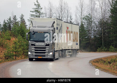 LOHJA, FINLANDE - le 24 novembre 2016 : nouvelle génération suivante Scania R500 combinaison camion-remorque sur la route un jour de pluie en novembre. Scania Oy présenta Banque D'Images