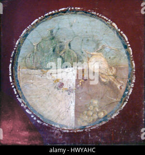 Affreschi Romani Natura Morta Pompei fait référence aux fresques romaines représentant des natures mortes des ruines de Pompéi. Ces œuvres donnent un aperçu de la vie quotidienne romaine, en se concentrant sur la nourriture, les objets et les scènes domestiques préservés par l'éruption du Vésuve en 79 après JC. Banque D'Images