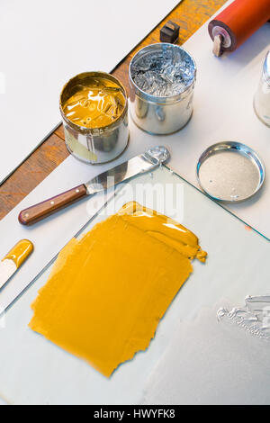 Dans l'encre à base d'huile de boîtes sur une table dans un studio d'impression Banque D'Images