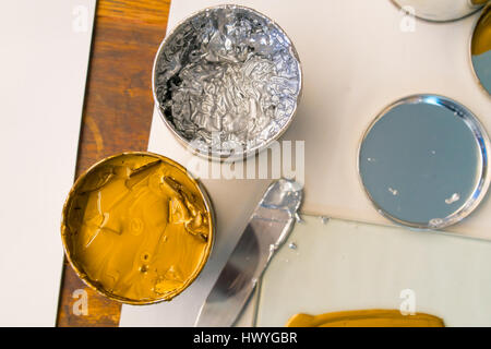 Dans l'encre à base d'huile de boîtes sur une table dans un studio d'impression Banque D'Images