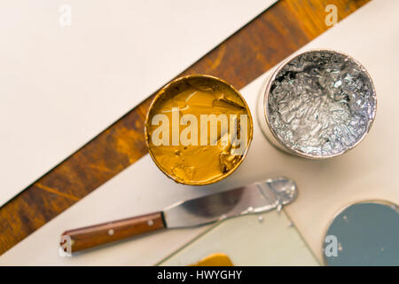 Dans l'encre à base d'huile de boîtes sur une table dans un studio d'impression Banque D'Images