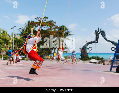 Papantla hommes volants homme volant à Playa del Carmen, Mexique Banque D'Images