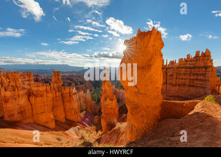 USA, Utah, le Parc National de Bryce Canyon, Thors Hammer et d'autres cheminées en amphithéâtre au lever du soleil vu de sentier en boucle Navajo Banque D'Images
