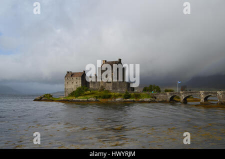 Menaces sur le château d'Eilean Donan en Ecosse. Banque D'Images