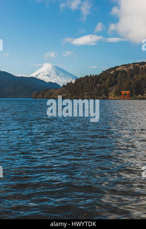 Japon, Hakone, lac Ashi à Hakone shrine et le Mont Fuji en arrière-plan Banque D'Images