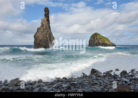 Portugal, Madère, rock formation Ilheus da Ribeira da Janela sur la côte nord Banque D'Images