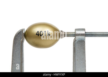 Un golden nest egg avec 401K 'texte' coincée entre un collier de métal. Banque D'Images