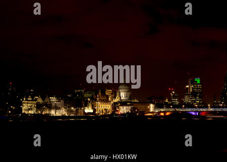 Photo de nuit à la recherche sur la Tamise à partir de la rive sud en direction de la Cathédrale St Paul. Banque D'Images