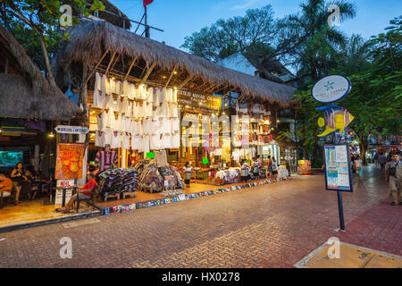 Boutique de souvenirs avec Mayan Chiapas au 5 avenida à Playa del Carmen au Mexique Banque D'Images