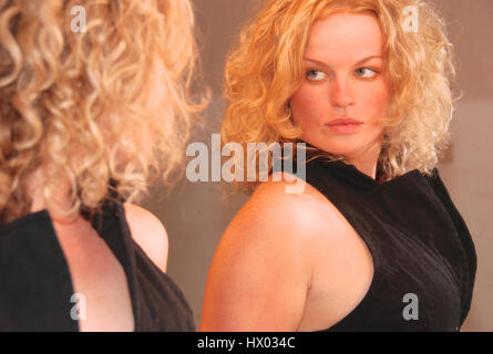 Danseuse blonde en studio avec miroir et éclairage Banque D'Images