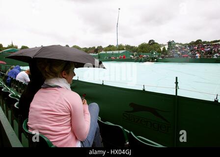 La pluie peut contenir jusqu'JOUER À WIMBLEDO DE WIMBLEDON 2007 Wimbledon Lawn Tennis Club LONDON ANGLETERRE 25 Juin 2007 Banque D'Images