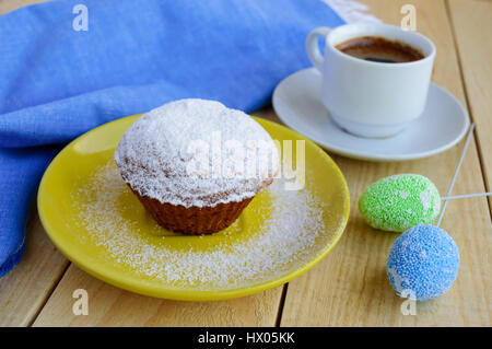 Maison de vacances cupcakes muffins de sucre en poudre sur un fond de bois et d'une tasse de café. Banque D'Images