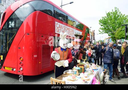 CAMDEN High Street Londres Angleterre 5 Mai 2015 : Mad Hatters Tea Party on street Banque D'Images