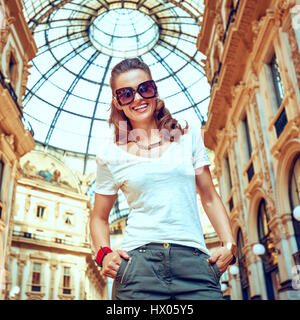 Découvrez les tendances les plus inattendus à Milan. Portrait of smiling fashion monger dans la galerie Vittorio Emanuele II Banque D'Images