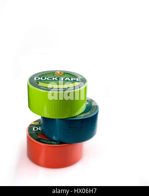 Rouleaux de couleur bleue, verte et orange Duck Tape sur un fond blanc. Décoration, USA. Banque D'Images