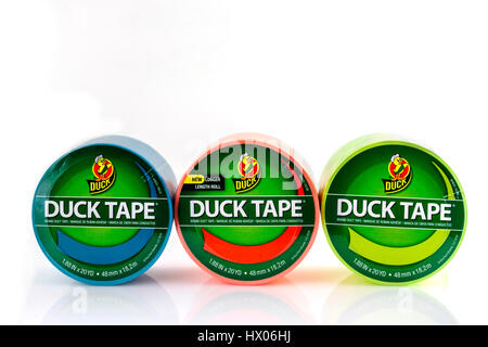 Trois rouleaux de couleur orange, bleu et vert Duck Tape sur un fond blanc. Décoration, USA. Banque D'Images