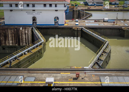 Ouverture de portails à Miraflores lock - entrée du canal de Panama - Panama City, Panama Banque D'Images