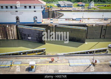 Ouverture de portails à Miraflores lock - entrée du canal de Panama - Panama City, Panama Banque D'Images