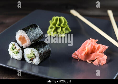 Rouleaux de sushi la cuisine japonaise traditionnelle. Banque D'Images