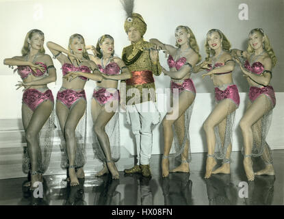 Bob Hope et Chorus Girls, Portrait publicitaire pour le film, 'Here Come the Girls', 1953 Banque D'Images