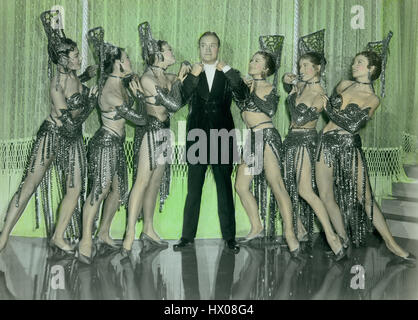 Bob Hope et Chorus Girls, Portrait publicitaire pour le film, 'Here Come the Girls', 1953 Banque D'Images