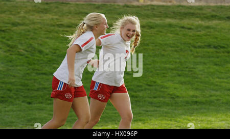 Fier athlète les acclamations teammate soccer jeu après la victoire sur terrain Banque D'Images