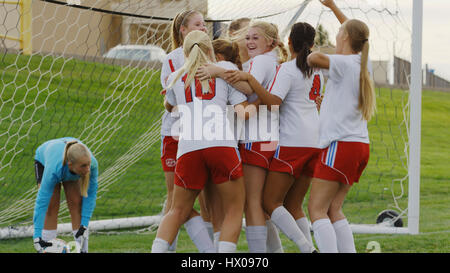 Fier athlète les acclamations teammate soccer jeu de but après la victoire Banque D'Images