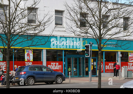 Façade de magasin de détail au Royaume-Uni sur la rue principale, extérieur du magasin Poundland et signalisation à Banbridge, Irlande du Nord. Banque D'Images