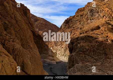 Cette vue regarde vers le bas à travers une section de passage de couleur cuivre de Mosaic Canyon dans la Death Valley National Park, California, USA. Banque D'Images