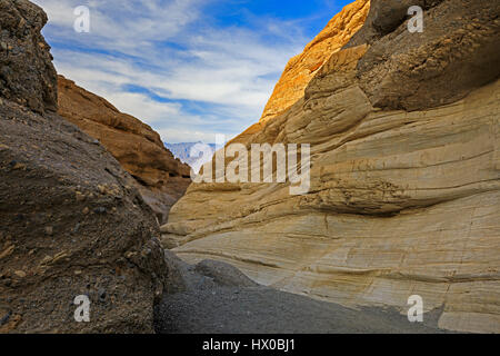 Cette vue donne une fente le long du sentier à Mosaic Canyon de Death Valley National Park, California USA. Cette vue montre le marbre dans le canyon. Banque D'Images