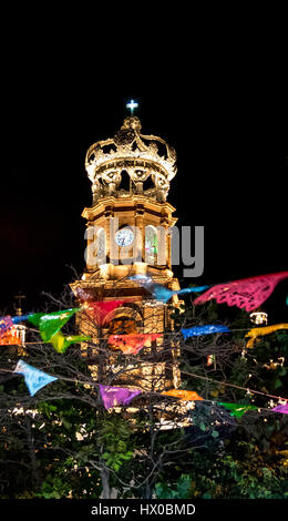 Tour de Notre Dame de Guadalupe l'église de nuit - Puerto Vallarta, Jalisco, Mexique Banque D'Images