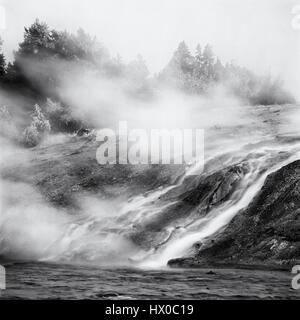 Au milieu du bassin de la rivière Firehole Geyser Yellowstone Nat. Pk. Wyoming Banque D'Images