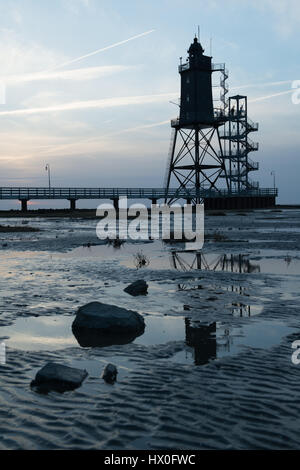 Obereversand picturasque phare au coucher du soleil sur la mer du Nord Banque D'Images