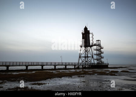 Obereversand picturasque phare au coucher du soleil sur la mer du Nord Banque D'Images