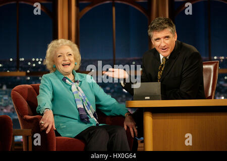 L'actrice Betty White, à gauche, avec l'hôte Craig Ferguson pendant un segment de 'The Late Late Show with Craig Ferguson" à CBS Television City le 10 avril 2008 à Los Angeles, Californie. Photo par Francis Specker Banque D'Images