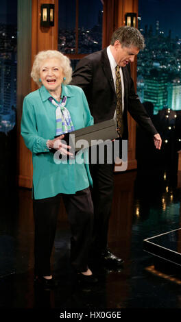 L'actrice Betty White, à gauche, avec l'hôte Craig Ferguson pendant un segment de 'The Late Late Show with Craig Ferguson" à CBS Television City le 10 avril 2008 à Los Angeles, Californie. Photo par Francis Specker Banque D'Images