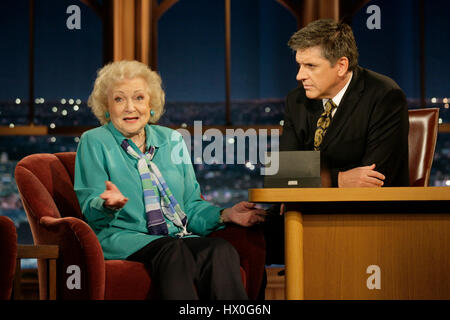 L'actrice Betty White, à gauche, avec l'hôte Craig Ferguson pendant un segment de 'The Late Late Show with Craig Ferguson" à CBS Television City le 10 avril 2008 à Los Angeles, Californie. Photo par Francis Specker Banque D'Images