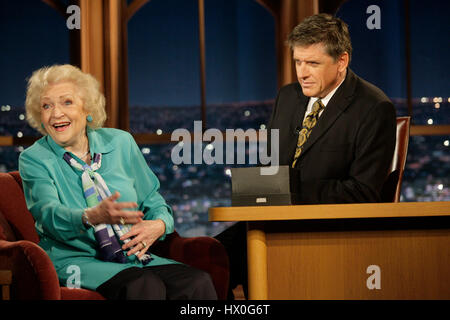 L'actrice Betty White, à gauche, avec l'hôte Craig Ferguson pendant un segment de 'The Late Late Show with Craig Ferguson" à CBS Television City le 10 avril 2008 à Los Angeles, Californie. Photo par Francis Specker Banque D'Images