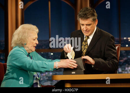 L'actrice Betty White, à gauche, avec l'hôte Craig Ferguson pendant un segment de 'The Late Late Show with Craig Ferguson" à CBS Television City le 10 avril 2008 à Los Angeles, Californie. Photo par Francis Specker Banque D'Images