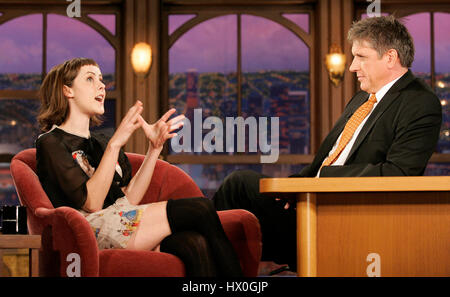 Craig Ferguson hôte, droite, avec l'actrice Jena Malone pendant un segment de 'The Late Late Show with Craig Ferguson" à CBS Television City le 17 octobre 2007 à Los Angeles, Californie. Crédit photo : Francis Specker Banque D'Images