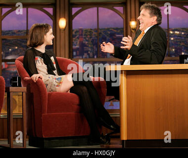 Craig Ferguson hôte, droite, avec l'actrice Jena Malone pendant un segment de 'The Late Late Show with Craig Ferguson" à CBS Television City le 17 octobre 2007 à Los Angeles, Californie. Crédit photo : Francis Specker Banque D'Images