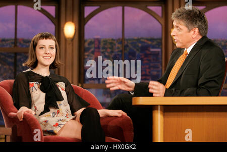 Craig Ferguson hôte, droite, avec l'actrice Jena Malone pendant un segment de 'The Late Late Show with Craig Ferguson" à CBS Television City le 17 octobre 2007 à Los Angeles, Californie. Crédit photo : Francis Specker Banque D'Images