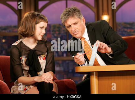 Craig Ferguson hôte, droite, avec l'actrice Jena Malone pendant un segment de 'The Late Late Show with Craig Ferguson" à CBS Television City le 17 octobre 2007 à Los Angeles, Californie. Crédit photo : Francis Specker Banque D'Images