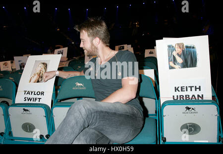 Charles Kelley de Lady Antebellum pose par un siège de carte de Keith Urban et Taylor Swift pendant les répétitions pour le 45e Academy of Country Music Awards au Grand Garden Arena de Las Vegas Nevada le 16 avril 2010. Photo par Francis Specker Banque D'Images