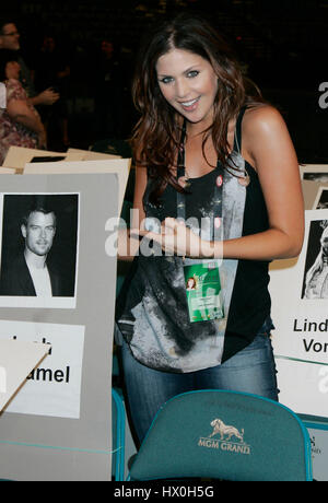 Hillary Scott de Lady Antebellum pose par un siège de carte Josh Duhamel pendant les répétitions pour le 45e Academy of Country Music Awards au Grand Garden Arena de Las Vegas Nevada le 16 avril 2010. Photo par Francis Specker Banque D'Images